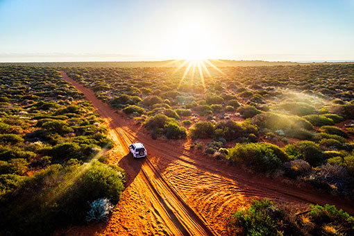 Voiture dans un paysage sauvage avec des étudiants en vacances