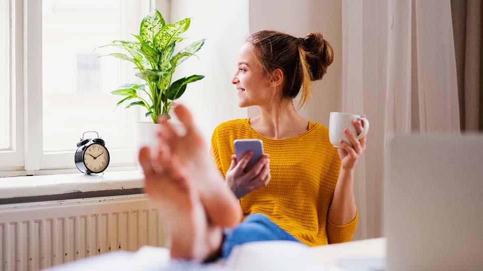 Étudiant paisible dans son logement assuré avec Yvon